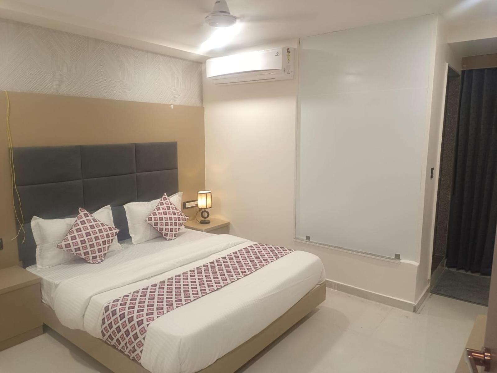 Hotel Royal Square Γκαντχιναγκάρ Εξωτερικό φωτογραφία