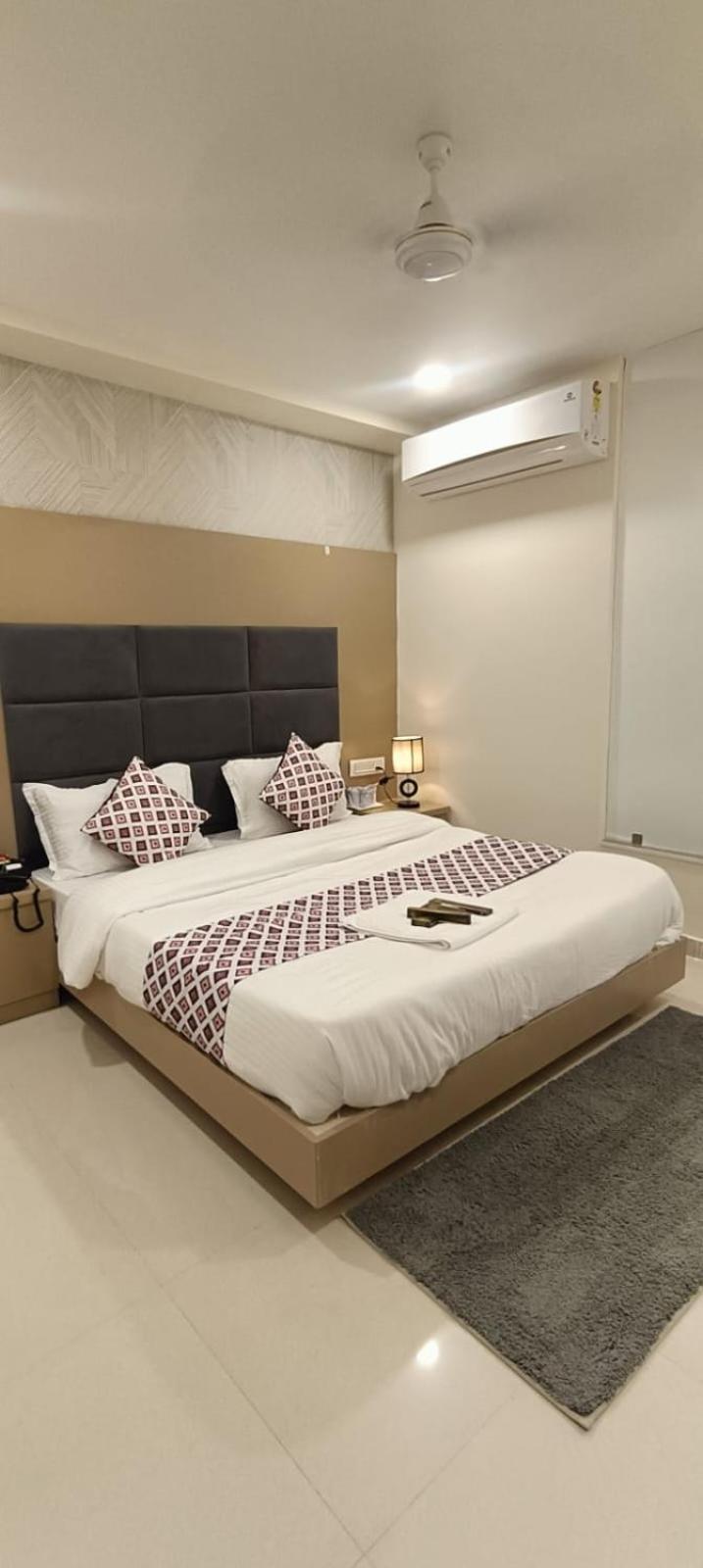 Hotel Royal Square Γκαντχιναγκάρ Εξωτερικό φωτογραφία